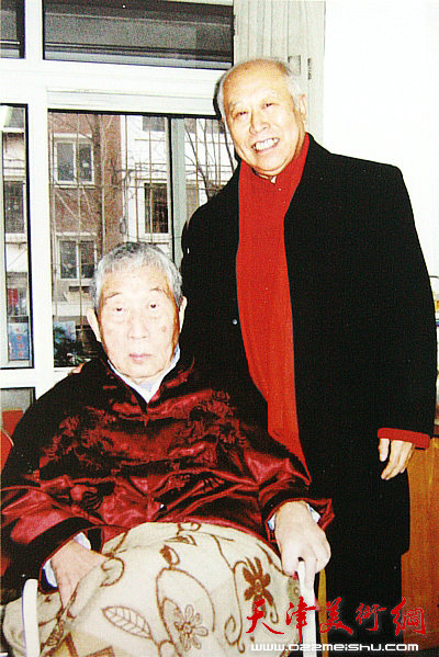 王俊生与恩师王学仲先生在一起。