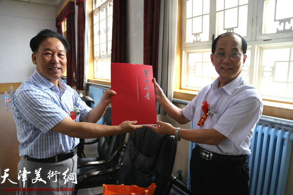 中国和天津老年书画研究会领导高度赞誉《盛世丹青》画集