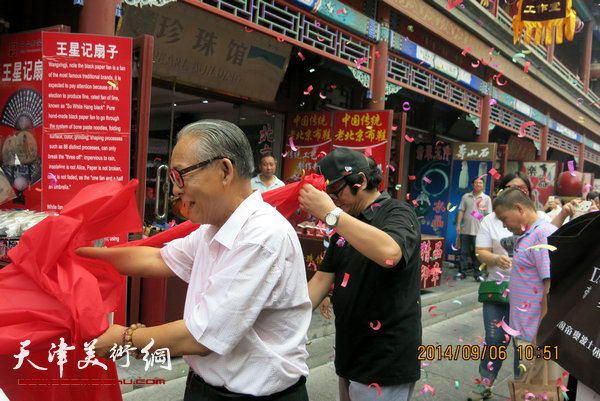 图为赵士英、何俊田等为中国楹联书画院实践基地—问津阁揭牌。 