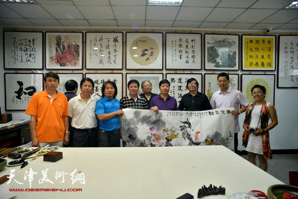 图为中国楹联书画院部分院士在问津阁。 