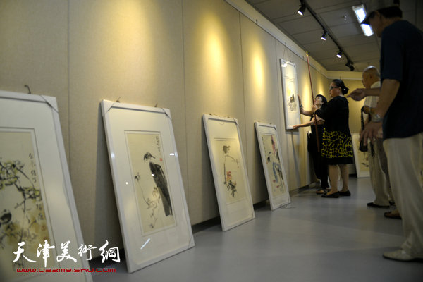 “法外求化——王俊生大写意画展”布展，图为