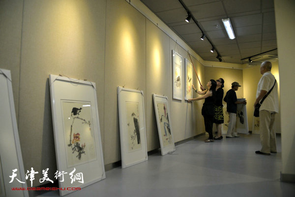 “法外求化——王俊生大写意画展”布展现场，图为工作人员正紧张有序布展。