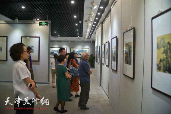 陈之海山水小品展在天津图书大厦开展