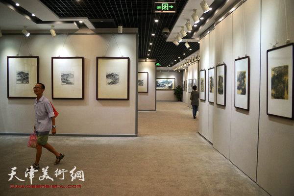 陈之海山水小品展在天津图书大厦开展