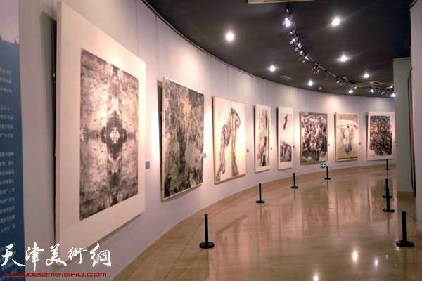 “湖山掩映——浙江画院三十年”展现场，领导观展