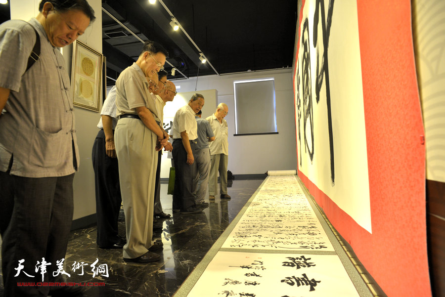 别有黛色—张福义、康国林、马孟杰三人书法展亮相天津日报美术馆。图为来宾观看展品。
