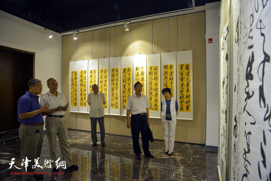别有黛色—张福义、康国林、马孟杰三人书法展亮相天津日报美术馆。图为来宾观看展品。 