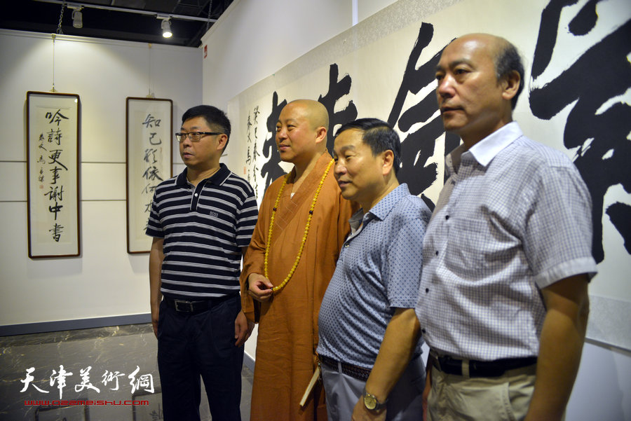 别有黛色—张福义、康国林、马孟杰三人书法展亮相天津日报美术馆。图为智如法师、张福义、康国林等在现场。