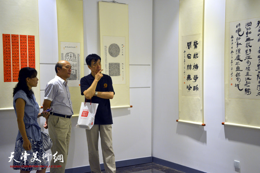 别有黛色—张福义、康国林、马孟杰三人书法展亮相天津日报美术馆。图为姜维群、张福义观赏作品。