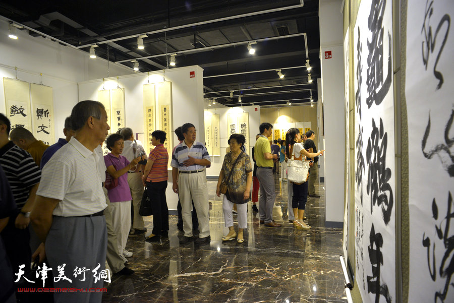 别有黛色—张福义、康国林、马孟杰三人书法展亮相天津日报美术馆，图为展览现场。
