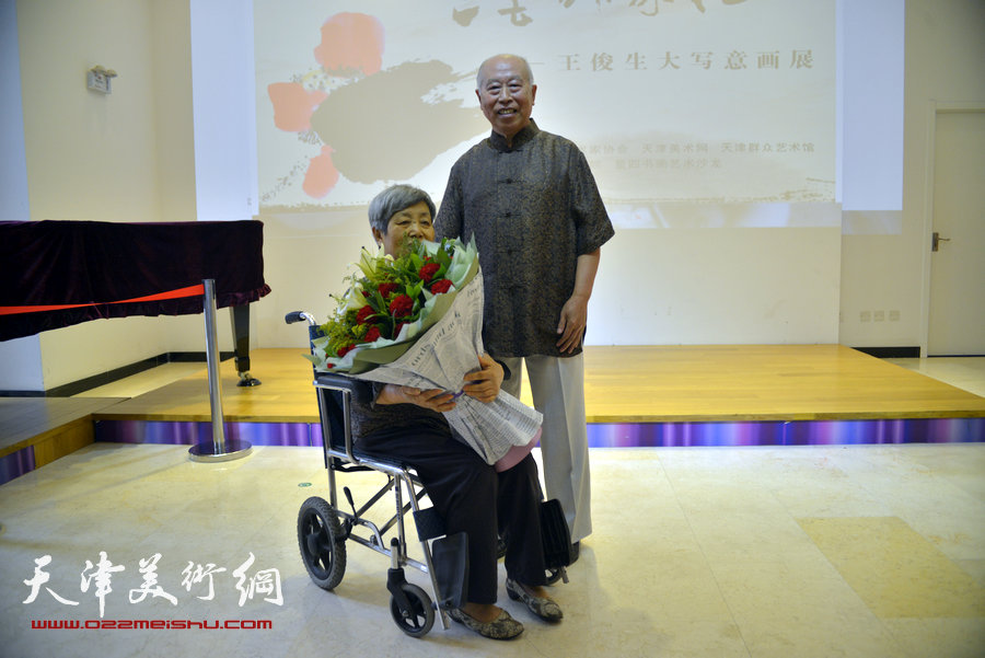 王俊生弟子向老伴刘淑玲献花。