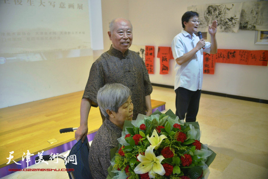 王俊生弟子向老伴刘淑玲献花。