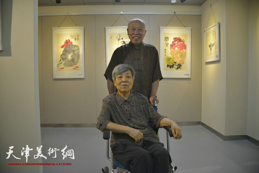 王俊生与老伴刘淑玲在画展现场。