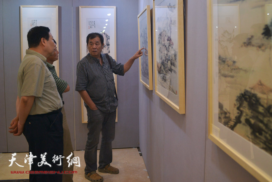 “境由心生·陈丙利山水画展”14日在天津君合利景饭店开展。图为画展现场。