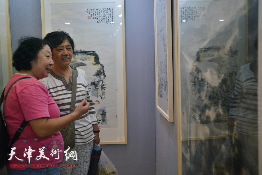 “境由心生·陈丙利山水画展”14日在天津君合利景饭店开展。图为画展现场。