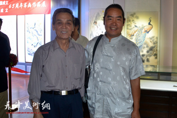 天津市美协名誉主席曹德兆与著名画家王东风在画展上。