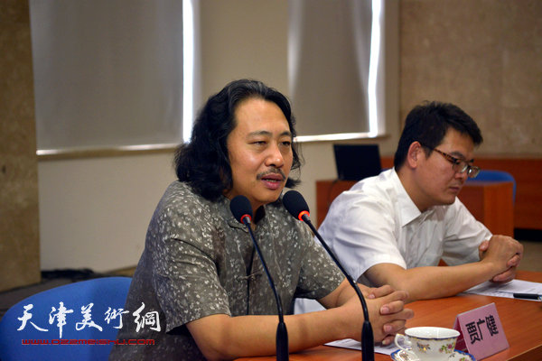 天津画院院长贾广健介绍美展筹备情况。