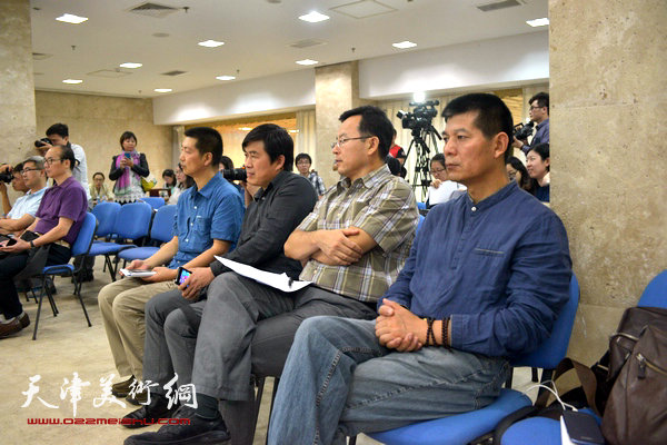 天津画院党组书记张桂元、天津画院常务副院长范扬在新闻发布会现场。