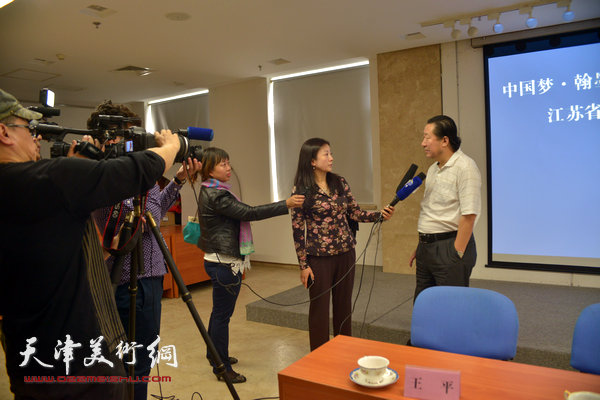 杨晓阳接受记者采访。