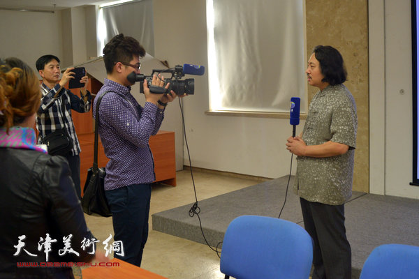 贾广健接受记者采访。