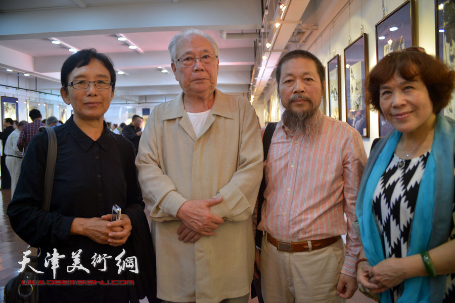 图为华非、萧惠珠、史玉、韩富华观看梁崎先生精品书画展。