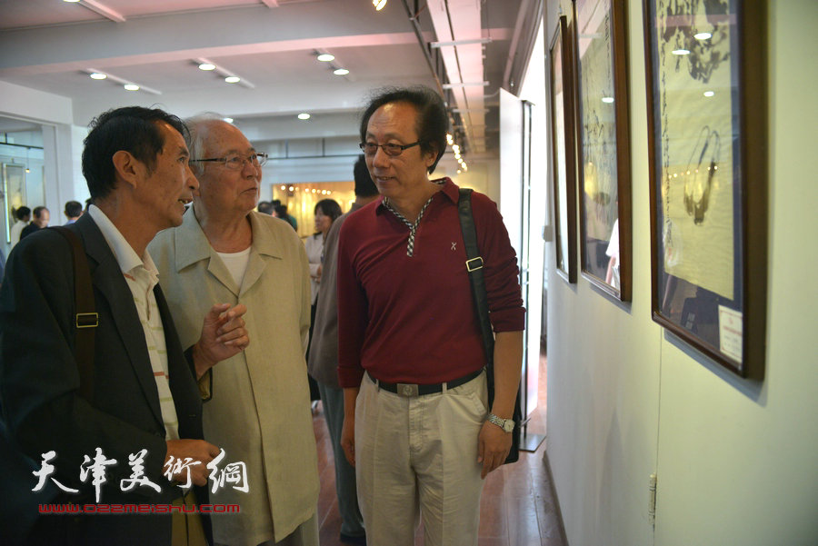 图为华非、张精来、李文祥观看梁崎先生精品书画展。