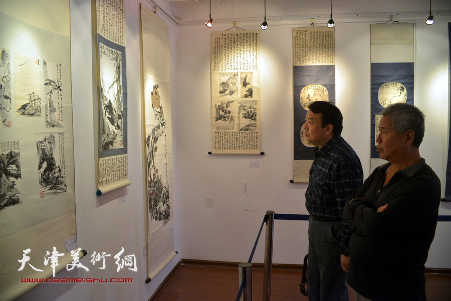 图为王卫平观看梁崎先生精品书画展。