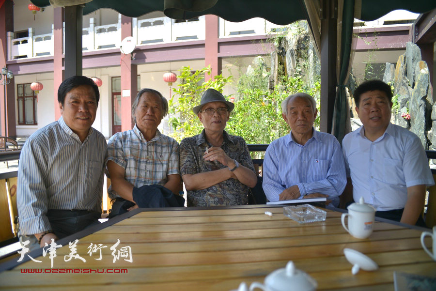 图为左起：李耀春、姬俊尧、孙长康、纪振民、张养峰在圣和轩西沽书画园。