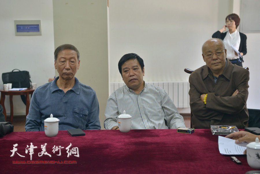 梁崎先生书画艺术研讨会现场，图为李耀春（中）、刘凤棋（右）等在现场。