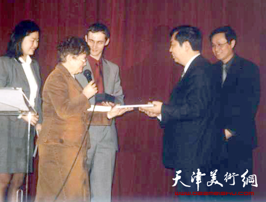 4——2004年4月22日，于里尔市政府展厅。市长ESCANES女士向马魏华颁发“”法兰西共和国荣誉奖章。