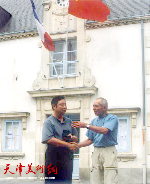 2006年8月20日，为表彰马魏华在中法文化交流中对努瓦尔穆捷市所做的贡献，市政府研究决定：授予马魏华“荣誉市民”称号。图为市长莫里斯·沙赫多奴先生在市政厅门前为马魏华颁发“荣誉市民”勋章。
