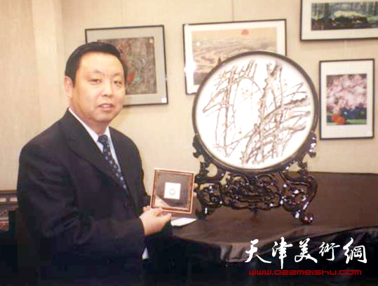 2004年4月8日，赠送给拉玛特兰市政府刻瓷作品