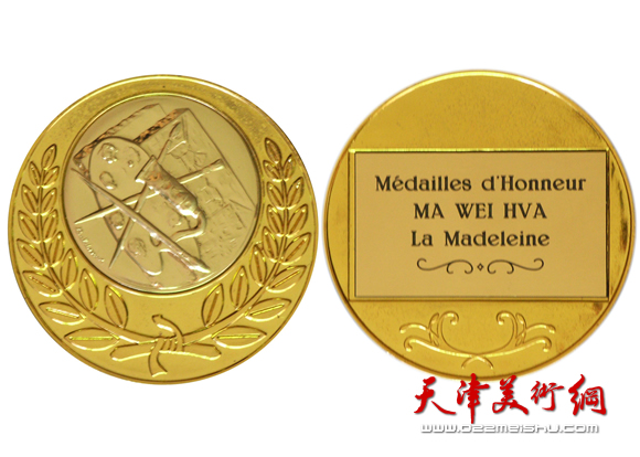 勋章正面为市徽；反面文字为：授予马魏华先生“荣誉市民”称号。拉玛特兰市政府.