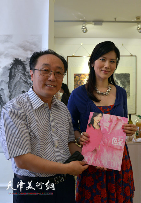 图为何东与台湾女画家在天津
