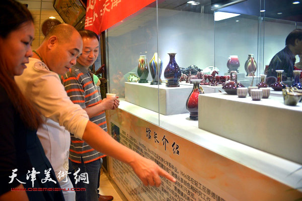 图为邓希平名瓷天津总代理马长起向来宾介绍展品。