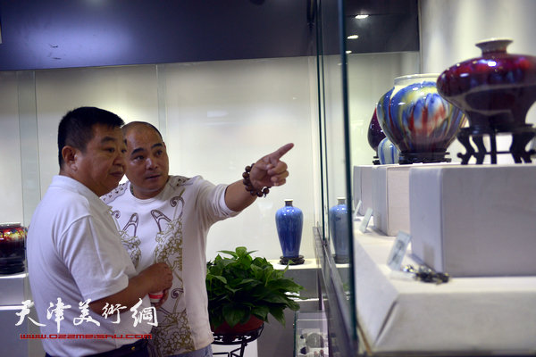 图为邓希平名瓷天津总代理马长起向来宾介绍展品。