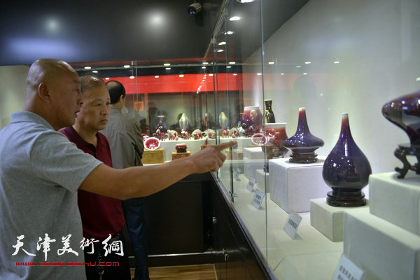 图为邓希平名瓷天津总代理马长起向来宾介绍展品。
