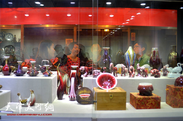 “邓希平名瓷作品展览”展出的景德镇名瓷。