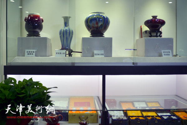 “邓希平名瓷作品展览”展出的景德镇名瓷。