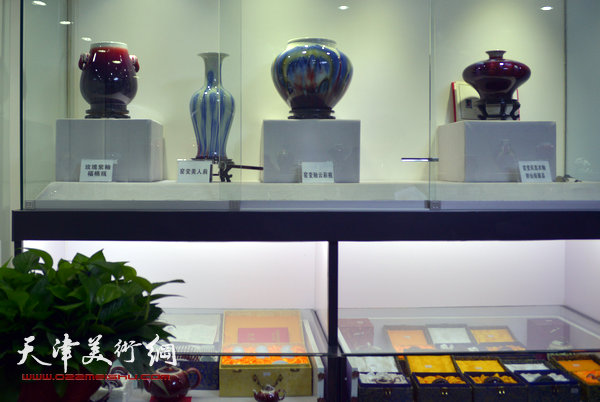 “邓希平名瓷作品展览”展出的景德镇名瓷。