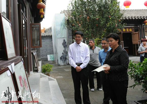 西青区委常委、区委宣传部部长、区文联主席刘红在展览现场
