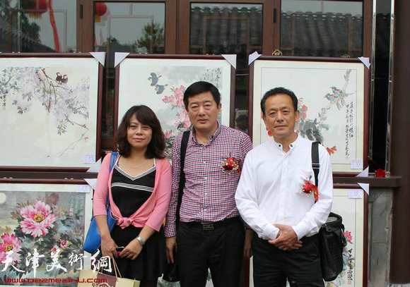 中国北方印石雕刻艺术专业委员会会长满宝山（中）秘书长么志男（右）副秘书长张晓莉（左）参观展览