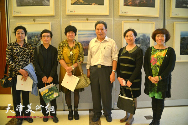 图为霍然与萧惠珠、孟昭丽、史玉、张永敬、崔燕萍在展览现场。