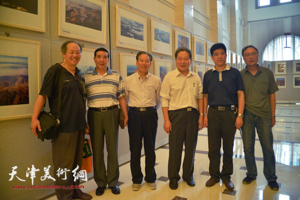 霍然与刘传光、姜钧杰、贠长年等在展览现场。