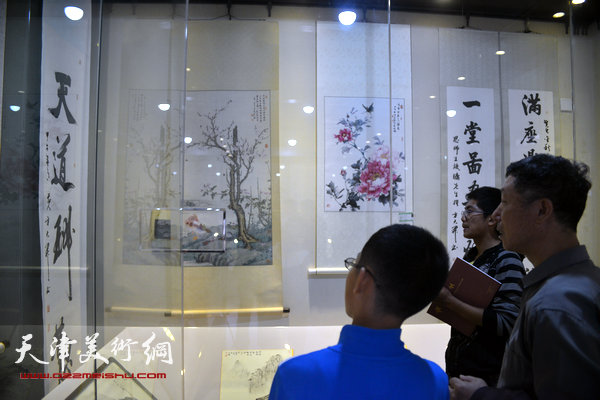 图为金申、方大开师生书画展现场。