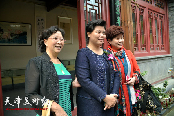 图为刘红、冯字锦、翁芳芳在活动现场。
