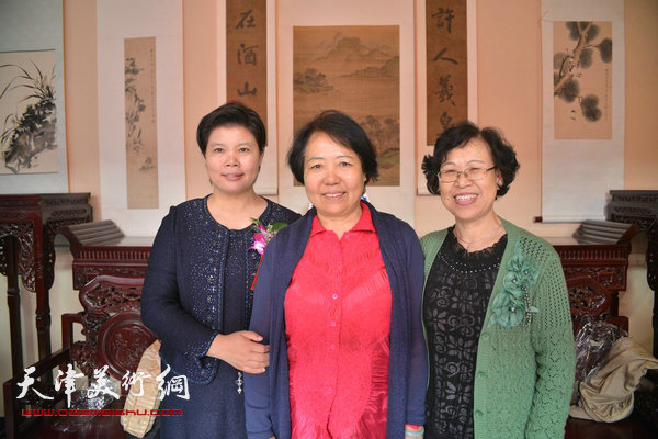 图为刘红、王焕墉夫人、陈瑞林在活动现场。
