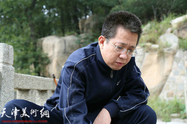 李毅峰在泰山写生创作。
