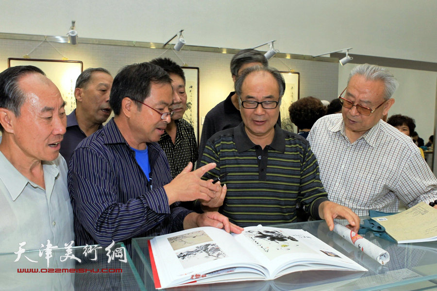 “贾、史、阮、郭”天津花鸟四家画展在天津图书馆举行，图为