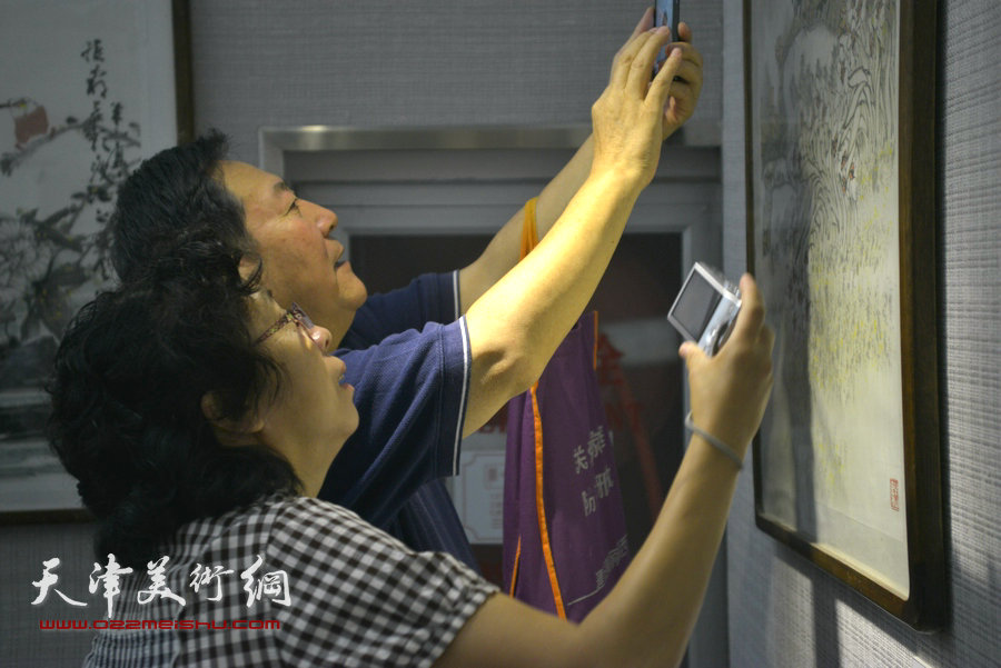 “贾、史、阮、郭”天津花鸟四家画展在天津图书馆举行，图为